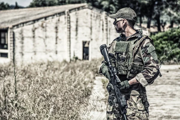 Retrato de caça SEALs da Marinha dos EUA equipado e armado — Fotografia de Stock