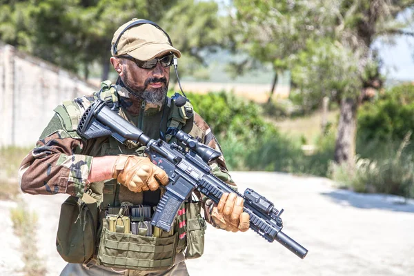 Mercenario privato della compagnia militare con pistola — Foto Stock