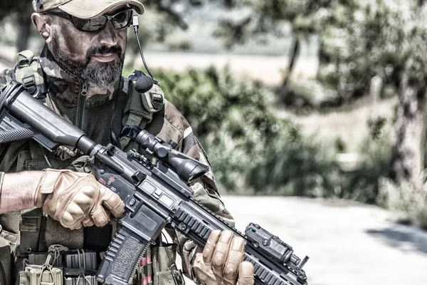 Empresa militar privada mercenaria con arma — Foto de Stock