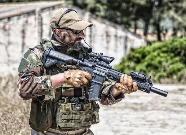 Söldner privater Militärfirma mit Waffe — Stockfoto