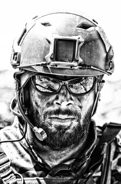 Soldado do exército, retrato moderno do ombro do combatente — Fotografia de Stock