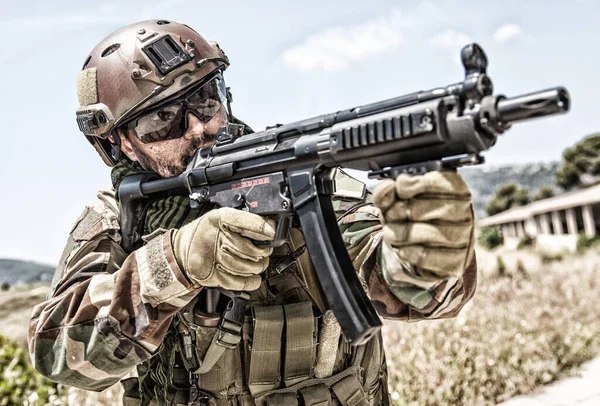 Kommando-Kämpfer schießt mit Maschinenpistole — Stockfoto