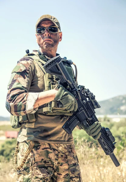 Portret van bewapende Amerikaanse Navy SEALs vechter Stockfoto