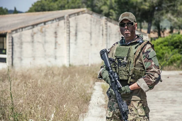 Portret van bewapende Amerikaanse Navy SEALs vechter Stockafbeelding