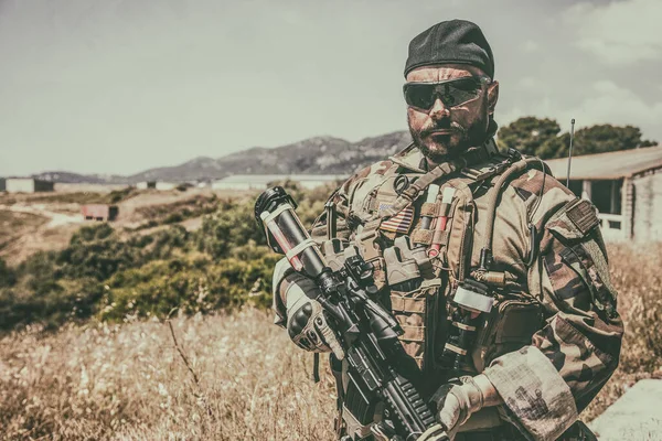 Portret van bewapende Amerikaanse Navy SEALs vechter Rechtenvrije Stockfoto's