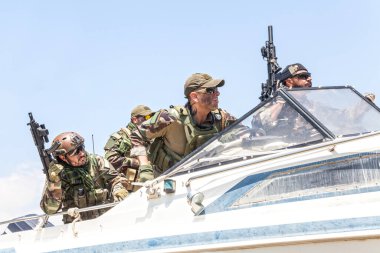 Donanma komandoları hız teknesine hücum ediyor.