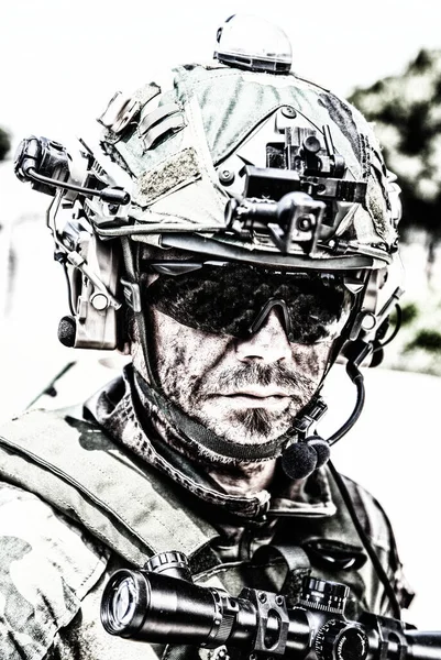 Στρατιωτικός στρατιώτης, σύγχρονο πολεμικό πορτραίτο ώμου — Φωτογραφία Αρχείου