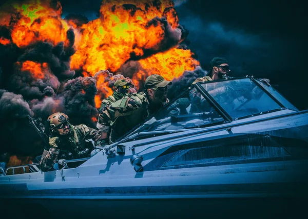 Combatientes del equipo de los SEALs rompiendo fuego en barco — Foto de Stock