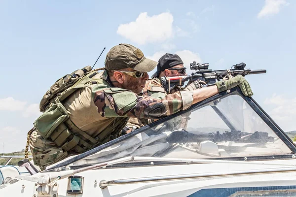 Navy SEALs soldater jagar fienden på speed boat — Stockfoto