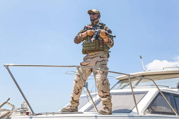 Солдат спецназа на носу катера — стоковое фото