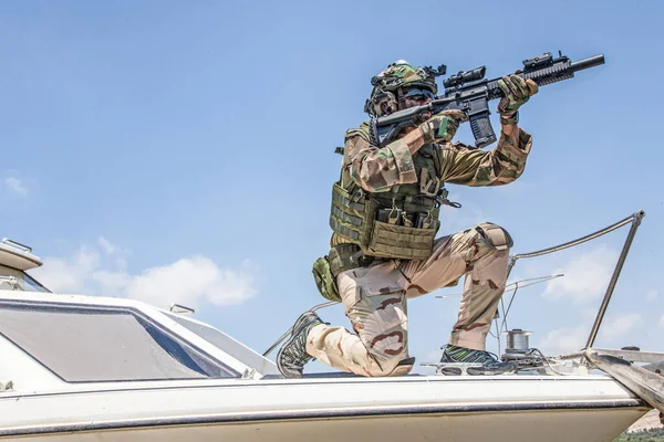 Exército forças especiais soldado em arco de barco de velocidade — Fotografia de Stock