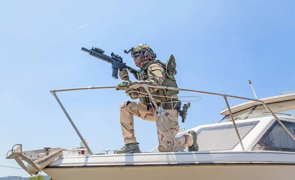 Army special forces soldier on speed boat bow — Stock Photo, Image