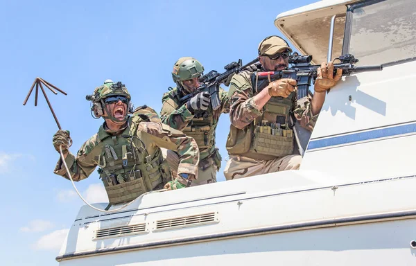 Armádní speciální jednotky vojáci na rychlém člunu zádi — Stock fotografie