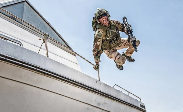 Combattant Commando débarquant à terre depuis un bateau de vitesse — Photo
