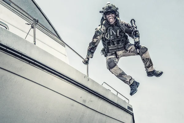 Combattant Commando débarquant à terre depuis un bateau de vitesse — Photo