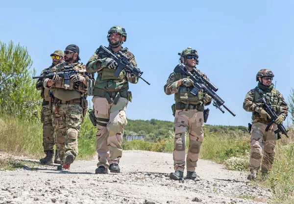 Soldados del ejército corriendo por carretera en zona abandonada —  Fotos de Stock