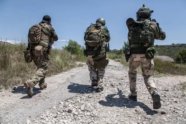 Soldados del ejército corriendo por carretera en zona abandonada — Foto de Stock