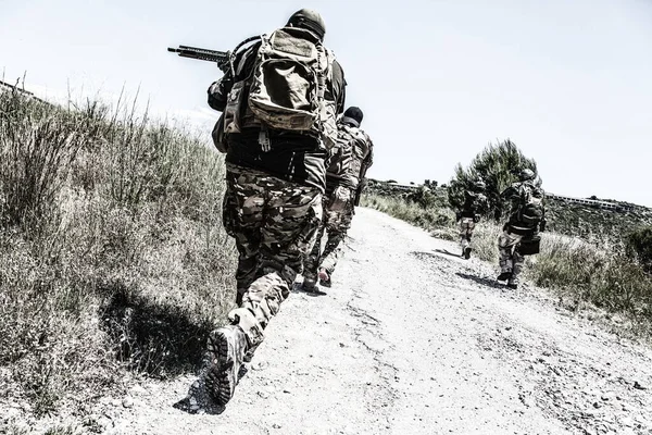 Żołnierze wojskowi biegnący po drogach na opuszczonym terenie — Zdjęcie stockowe