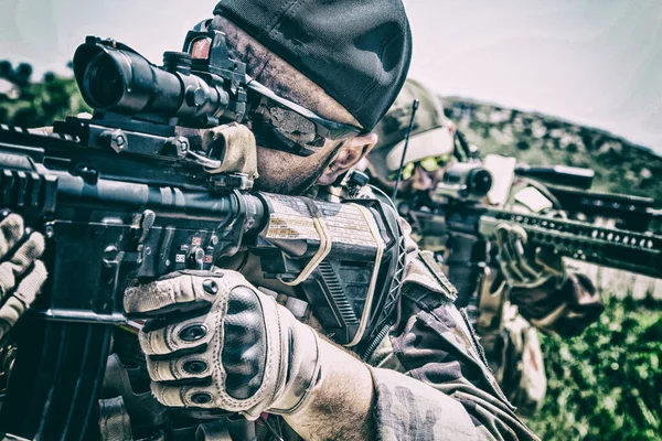 Армейские снайперы скрываются в засаде — стоковое фото