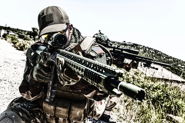 Heckenschützen der Armee in Hinterhalt versteckt — Stockfoto