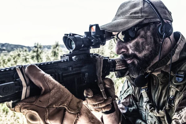 Combattente di guerra moderna, soldato che punta al fucile di servizio — Foto Stock