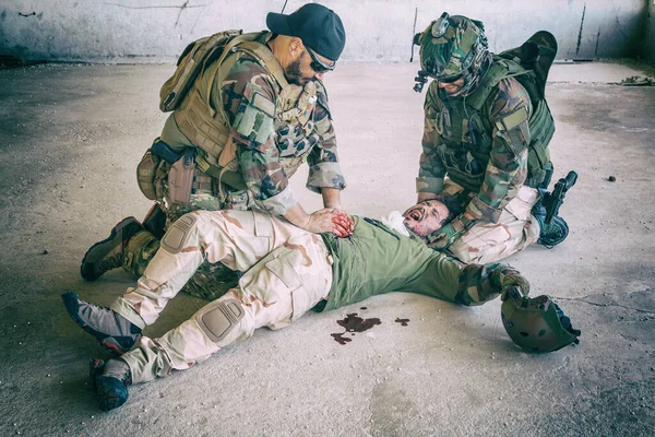 Солдат, оказывающий неотложную помощь раненому товарищу — стоковое фото