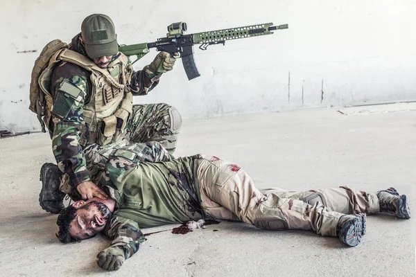 Armésoldat kollar pulsen hos sårad kamrat — Stockfoto