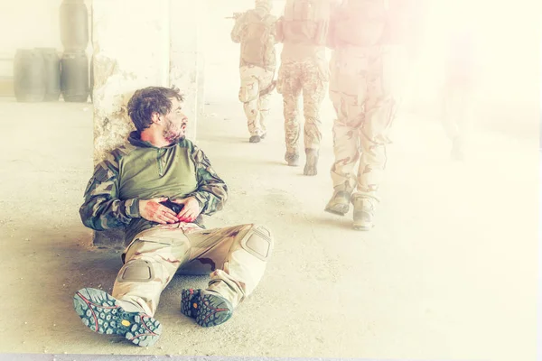Раненый в перестрелке солдат ждет помощи — стоковое фото