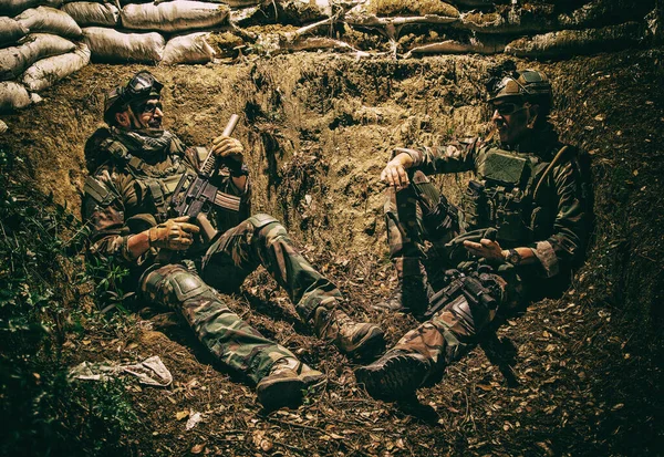 Опытный солдат отдыхает в траншее после боя — стоковое фото
