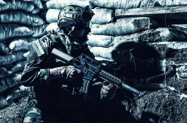 Πολεμικό Ναυτικό SEALs μαχητής στη νυχτερινή βάρδια στην τάφρο — Φωτογραφία Αρχείου