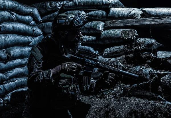 Navy SEALs vechter in nachtwacht in loopgraaf — Stockfoto