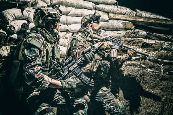 Soldaten bedekken in loopgraaf met zandzakken — Stockfoto