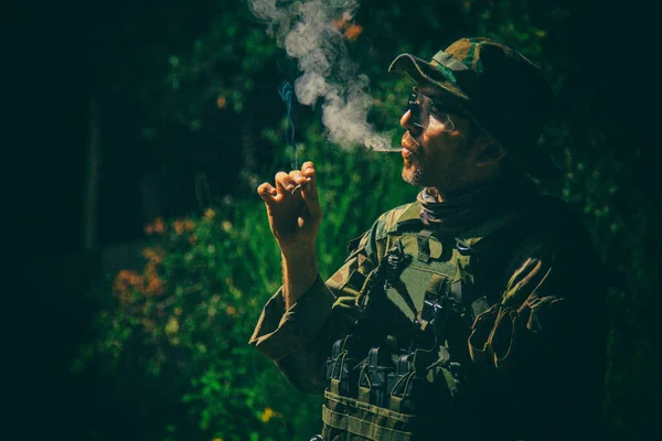 Soldat de l'armée fumant cigarette ou joint la nuit — Photo