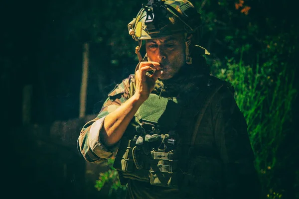 Soldado del ejército fumando cigarrillo o porro por la noche — Foto de Stock