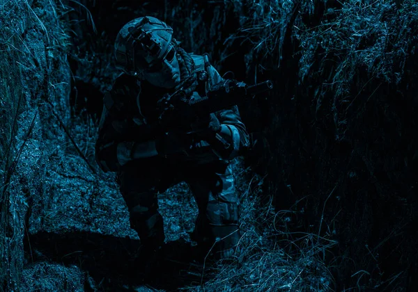 Kämpfer versteckt sich vor feindlichem Beschuss im Schützengraben — Stockfoto