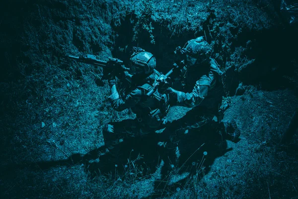 Los tiradores del equipo Navy SEALs se mueven en trinchera — Foto de Stock