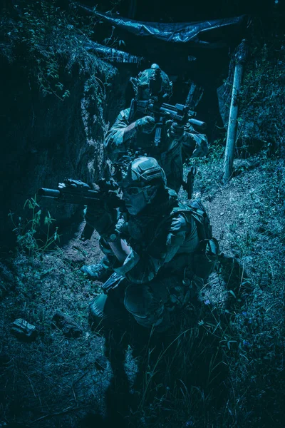 Navy SEALs atiradores equipe em movimento na trincheira — Fotografia de Stock