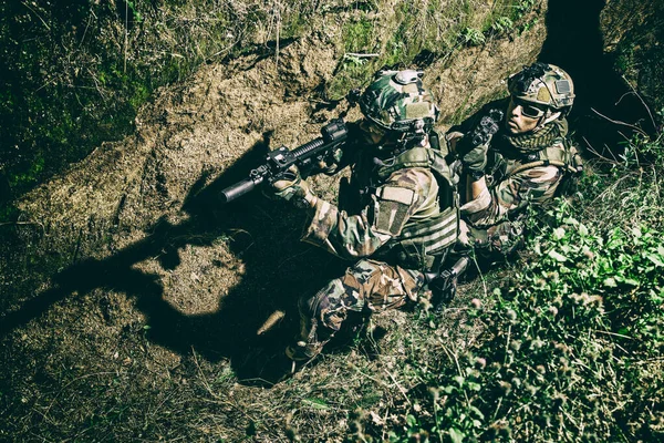 Navy SEALs atiradores equipe em movimento na trincheira — Fotografia de Stock