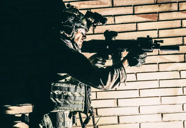 Combattente della squadra antiterrorismo che si intrufola nel buio — Foto Stock