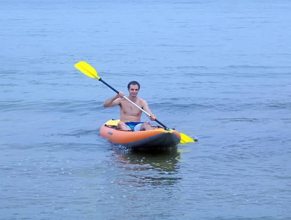 Beau Jeune Homme Souriant Naviguant Kayak — Photo