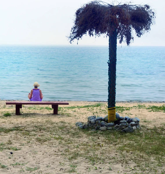 Kvinna Som Mediterar Stranden Yogaställning Verkar Det Flyger Över Bänk — Stockfoto