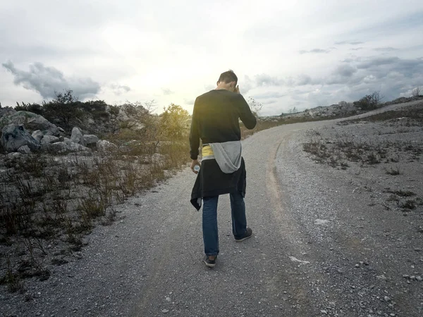 Man Goes Mountain Road Sunset — Stock Photo, Image