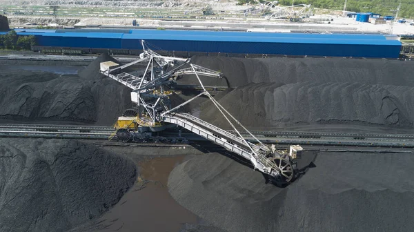 准备出口到世界各国的煤炭装卸和分选设备 — 图库照片