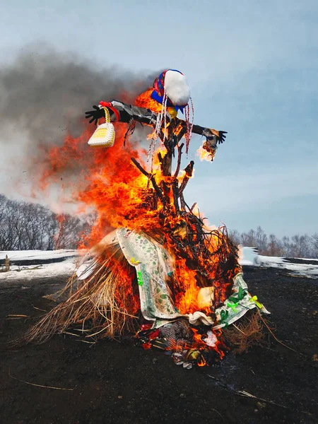 Einde Van Winter Shrovetide Grote Pop Voor Het Branden Rechtenvrije Stockfoto's