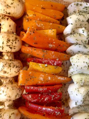 Izgara hazır sağlıklı sebze şişler, besleyici kırmızı turuncu ve mantar ve soğan ile düşük kalorili gıda maydanoz serpilir sarı biber