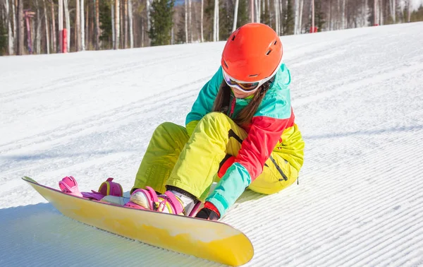 Menina com snowboard — Fotografia de Stock