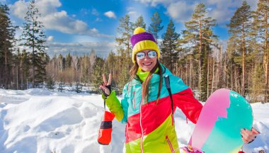 chica joven con tabla de snowboard