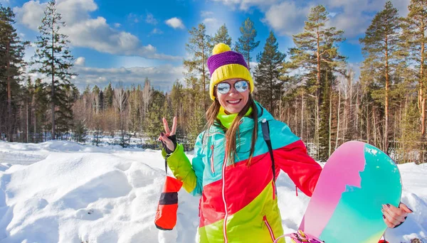 Junges Mädchen mit Snowboard — Stockfoto