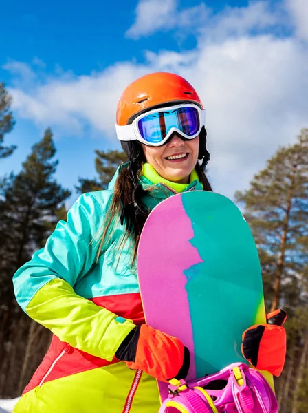 Menina com snowboard — Fotografia de Stock