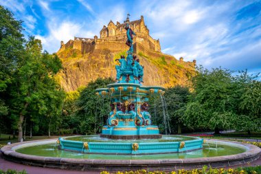 Edinburgh Castle ve Ross Çeşmesi